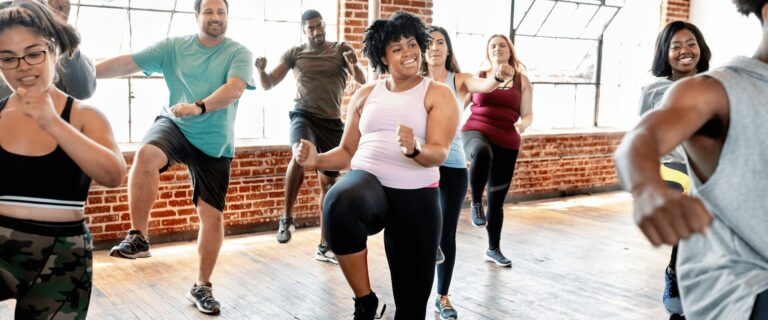 Groupe dynamique pratiquant un cours de Zumba à Villeurbanne chez L'Appart Fitness.