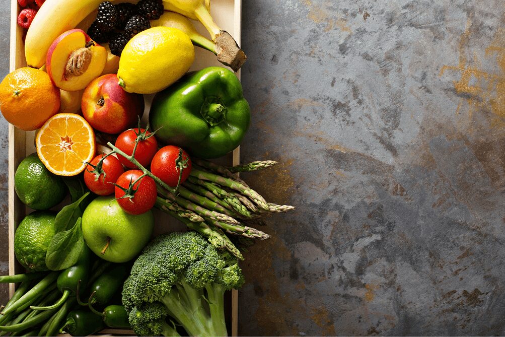 Assortiment coloré de fruits et légumes pour un rééquilibrage alimentaire par L'Appart Fitness.