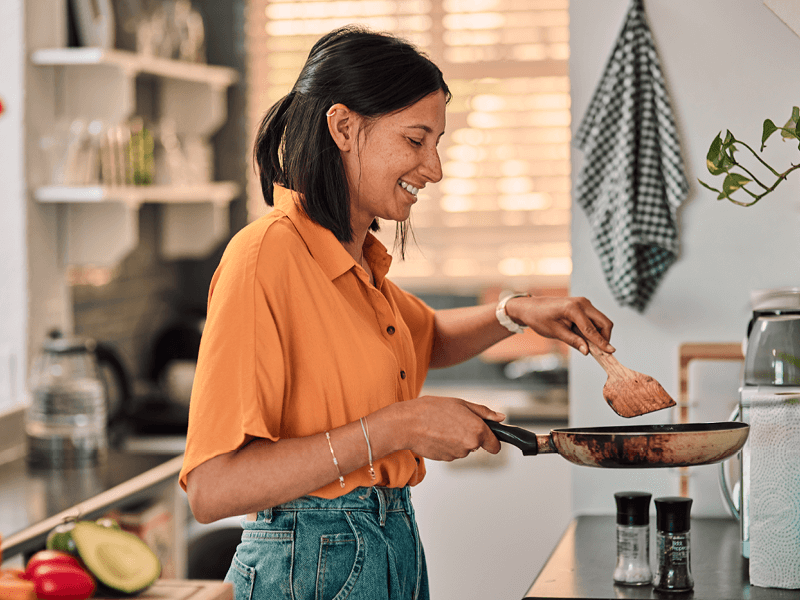 Préparation de cuisine saine pour un rééquilibrage alimentaire avec L'Appart Fitness.