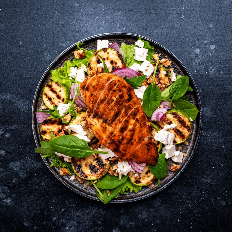 Salade de poulet grillé équilibrée, parfaite pour le rééquilibrage alimentaire avec L'Appart Fitness.