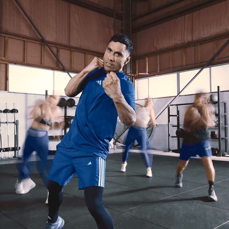 un groupe de personnes s'entraîne dans un cours de boxe dans une salle de sport L'Appart Fitness.